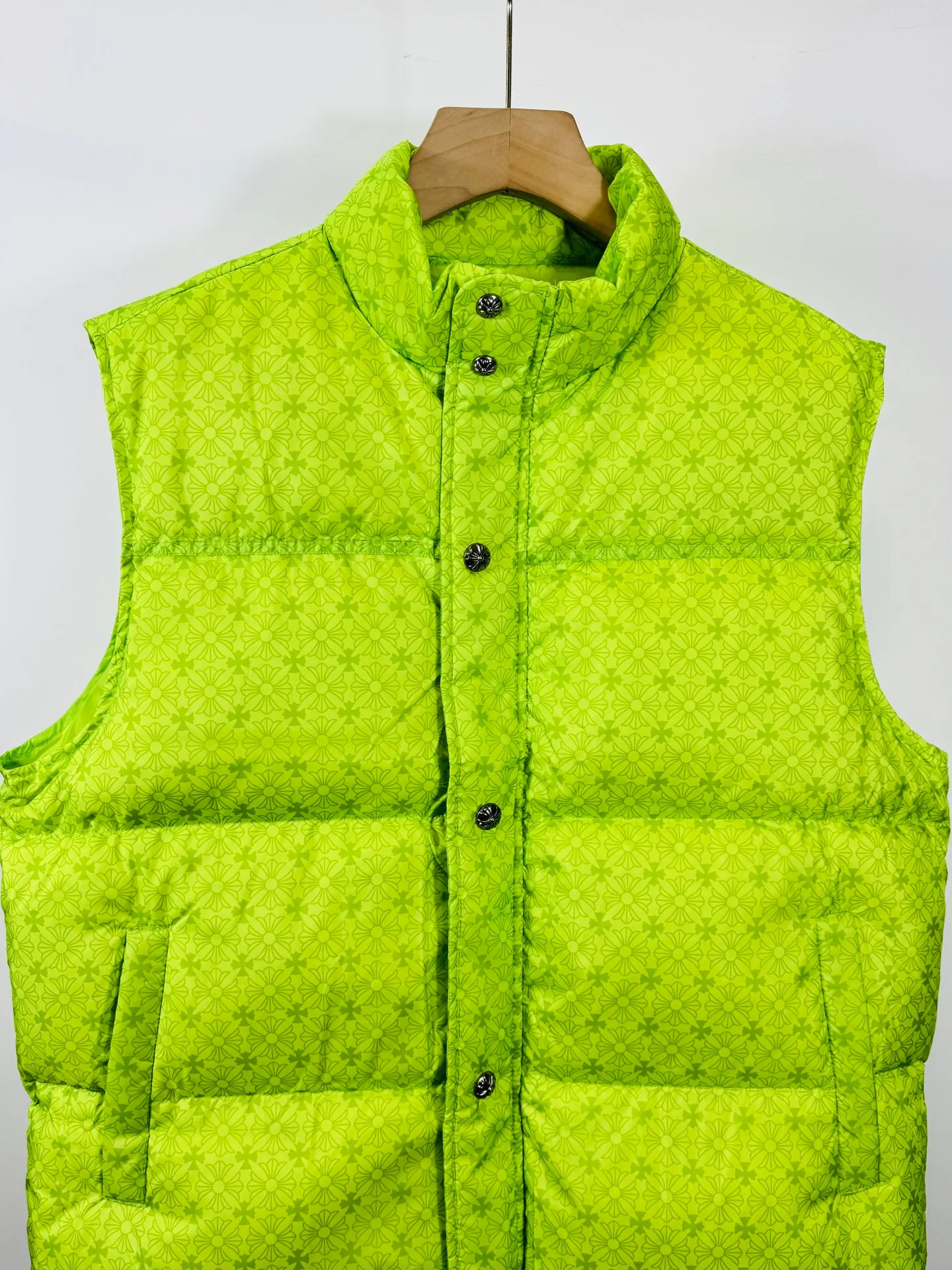 P720 top version 🐮 Real shot without P, ​​different from market products] Chrome Hearts ❄️ Winter environmentally friendly down jacket series ❄️ Chrome Hearts dark pattern series hooded down vest is available at the counter at the same time ❤ The hood is detachable! The best Guangzhou national standard 90 velvet on the market! ! The world’s highest fluffiness of 900D! ! High standard and sufficient down filling! ! Exterior windproof and waterproof dark pattern custom fabric, interior high-grade dark pattern lining fabric to prevent lint, original hardware molding, exquisite craftsmanship details, casual or formal wear ✨ slim fit and not bloated Recommended color: Customized dark pattern flower series Code number: S, M, L, XL